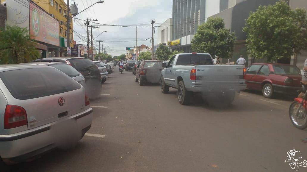Grande movimentação de veículo foi registrada na reabertura do comércio. Foto: Rádio Caçula.