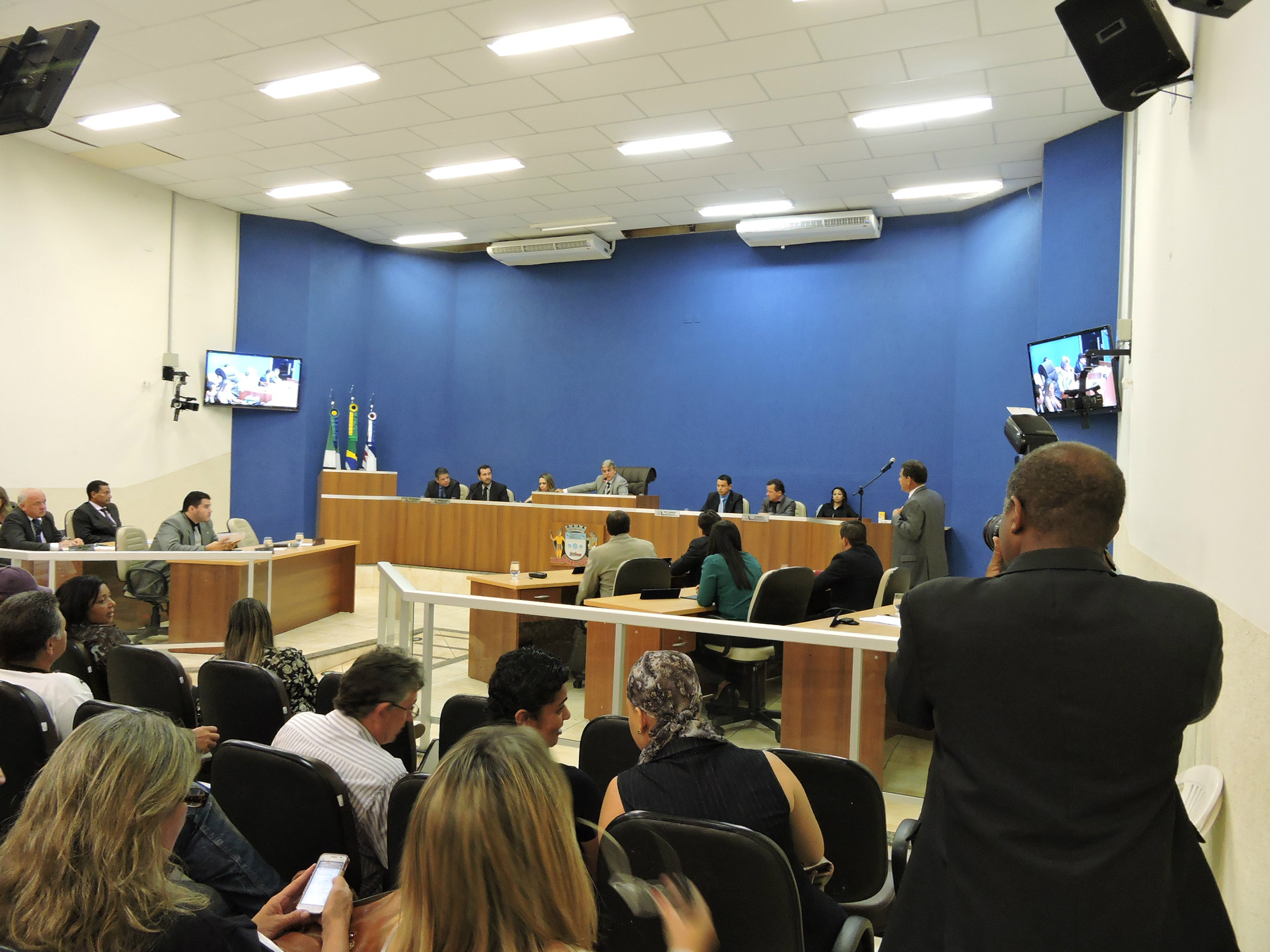 Os vereadores Gil do Jupiá (PSB), Sirlene da Saúde (PROS) e Jorge Martinho (PSD) votaram contra alegando que o momento não está para
