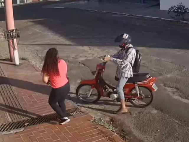 Momento em que criminoso aponta arma na direção da vítima, que teve celular roubado. (Foto: Direto das Ruas)