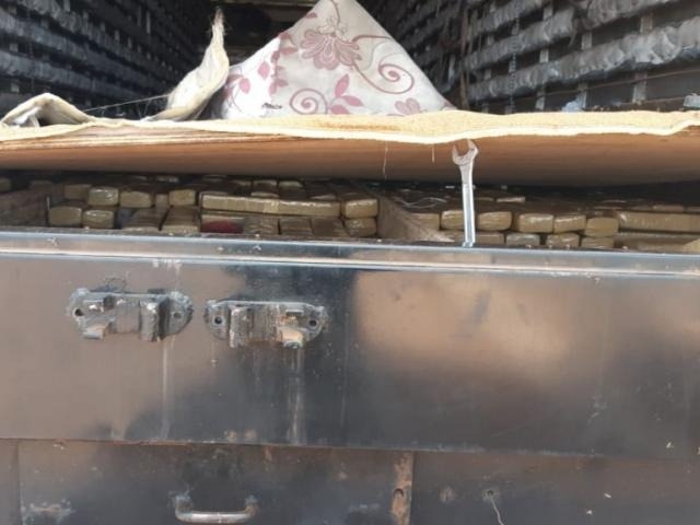 Tabletes de maconha em fundo falso de caminhão-baú apreendido hoje na BR-463 (Foto: Direto das Ruas)