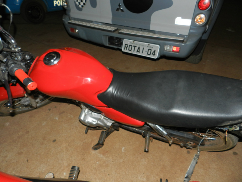 A motocicleta de cor vermelha placas HSP 1261, era produto de furto no B.O de número 1366/14.