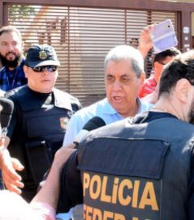 O ex-governador André Puccinelli é levado por policiais federais para prestar depoimento. (Foto: Arquivo_9-2-17)