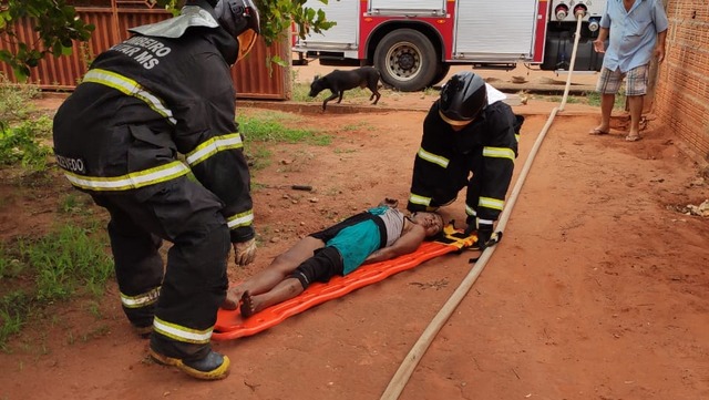 Mulher foi resgatada e encaminhada até a UPA - Fotos: 5ºGBM / Divulgação