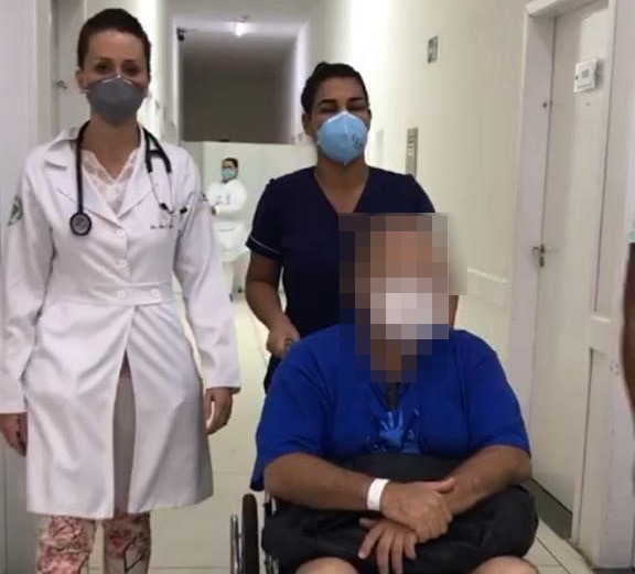Paciente curado da Covid-19 sendo liberado da internação hospitalar. Foto: Rádio Caçula.