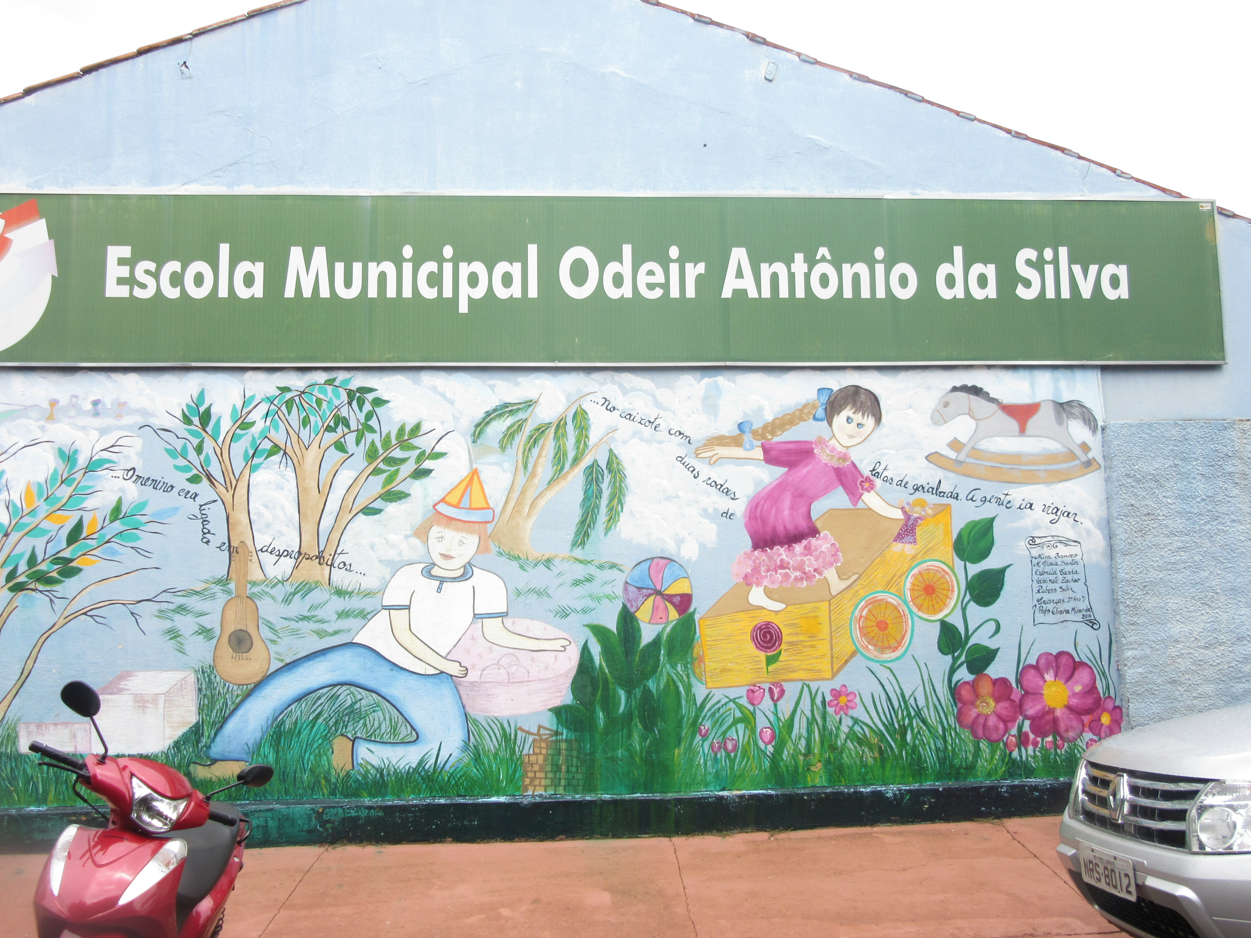 Professores da Escola Municipal Odeir Antônio da Silva no bairro São João se mobilizam para pintar a escola. Foto: Rádio Caçula
