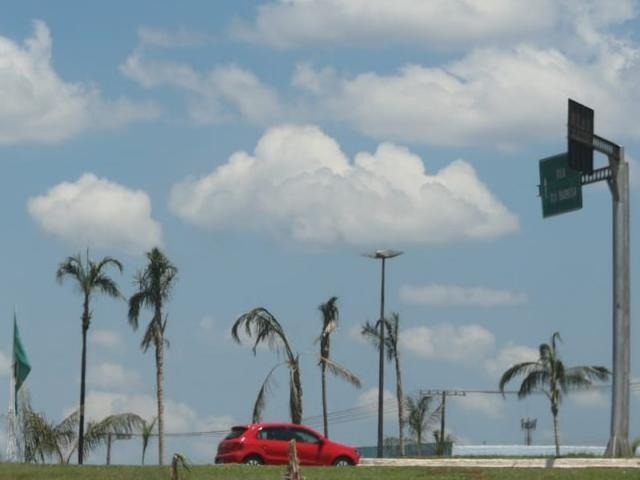 Céu brilha azul e parece uma pintura entre nuvens no céu de Campo Grande na manhã desta segunda-feira (25) (Foto: Marcos Maluf)