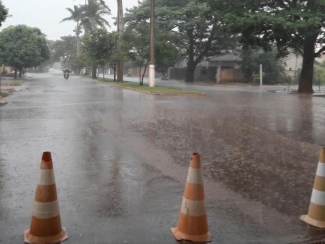 Dourados amanheceu com chuva nesta segunda (Foto: Clezer Gomes)