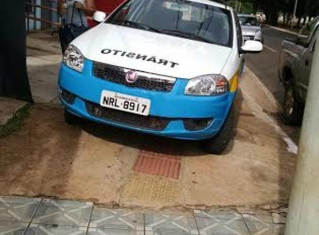 Veículo é flagrado estacionado em calçada atrapalhando fluxo de pedestres (Midiamax)