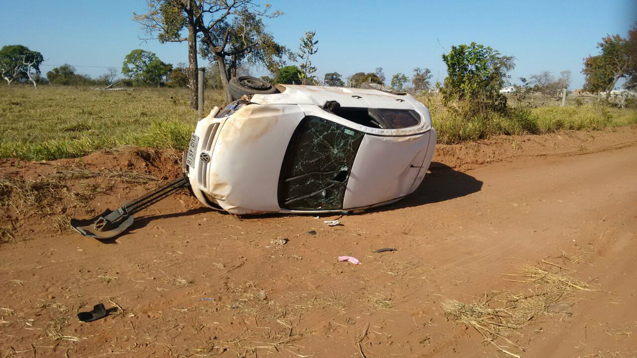 O motorista teria perdido o controle do carro  e batido em um barranco,