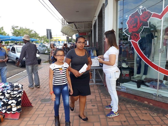 Pedestres foram abordados e receberam material educativo sobre adoção. Foto: Divulgação.