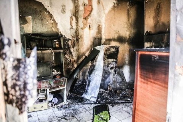Incêndio começou na geladeira e deixou parte da casa destruída (Henrique Arakaki, Midiamax)