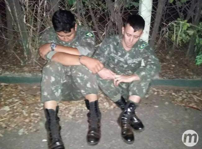 Os militares presos. (Fotos: Whatsapp)
