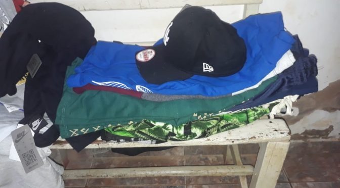 A dupla foi presa minutos após o furto com uma grande quantidade de roupas. Foto: Assessoria PM.