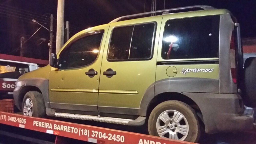 Carro usado por bandidos em fuga tem marcas de balas. (Foto: Divulgação/Polícia Civil)