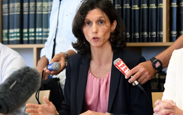 A procuradora de Lorient, Laureline Peyrefitte, durante coletiva de imprensa na quinta-feira (13), na qual falou sobre os corpos dos três bebês encontrados congelados (Foto: Fred Tanneau/AFP)