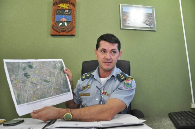 Comandante da PM mostra mapa do videomonitoramento. (Foto: João Garrigó)