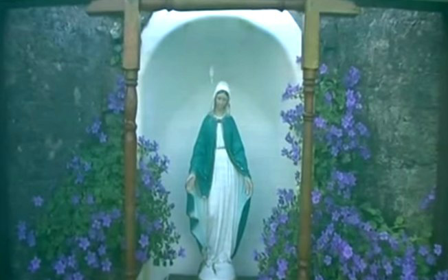 Imagem de uma santa em gruta erguida por moradores em memória das crianças enterradas em valas sem identificação na Irlanda (Foto: Reprodução Youtube)