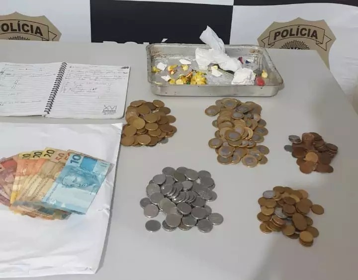Porções de cocaína e dinheiro apreendido na boca de fumo. Foto Polícia Civil.