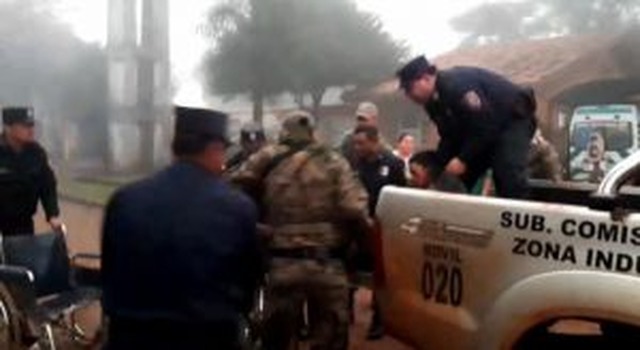 Um dos feridos é socorrido por policiais .(Foto: ABC Color)