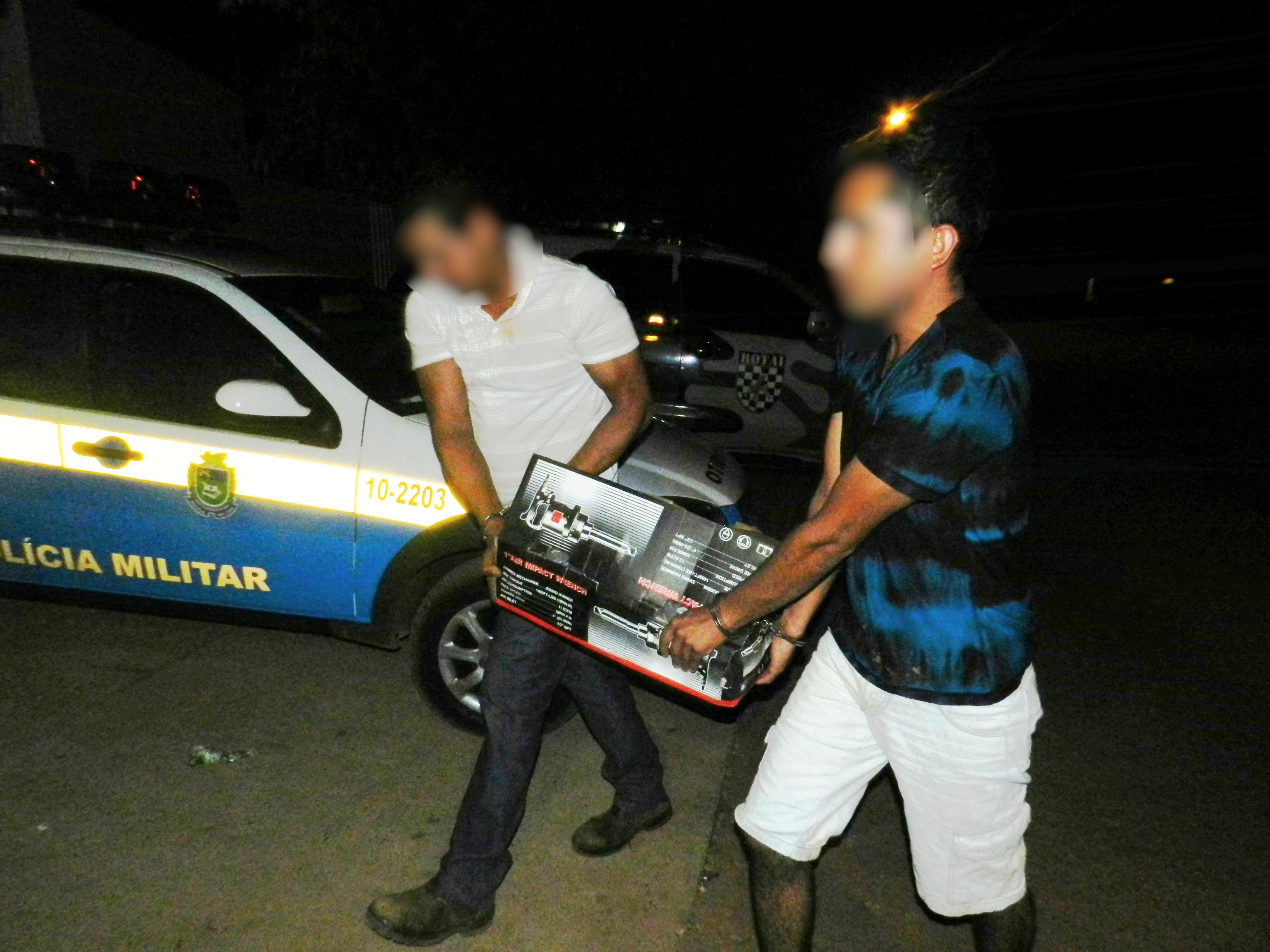 A dupla foi presa em flagrante com os objetos furtados.Foto: Rádio Caçula