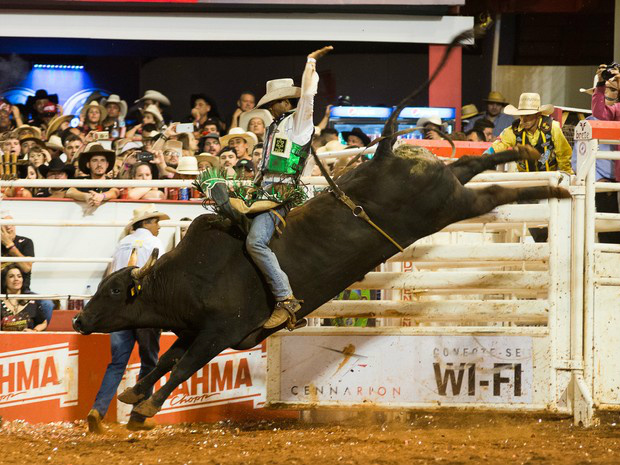 Éderson de Oliveira conquista o Rodeio Internacional da 61ª Festa de Barretos (Foto: Érico Andrade/G1)