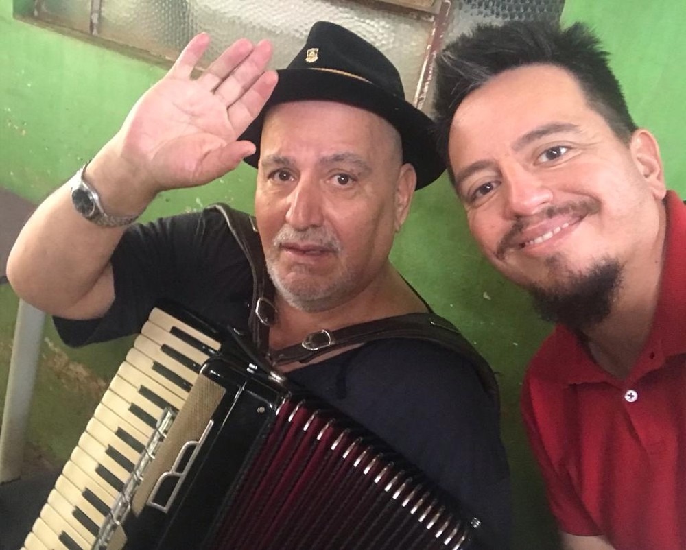 Ailton Missioneiro e o filho, Jaiminho. Música foi o grande elo da relação entre pai e filho. — Foto: Arquivo Pessoal