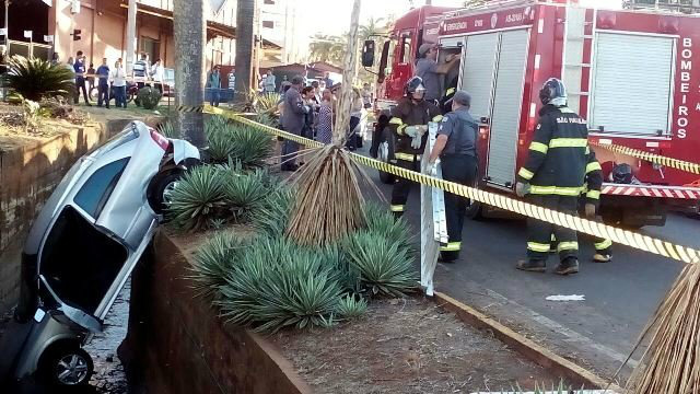 O Astra envolvido no acidente ( Charles Caleb Atanews ).