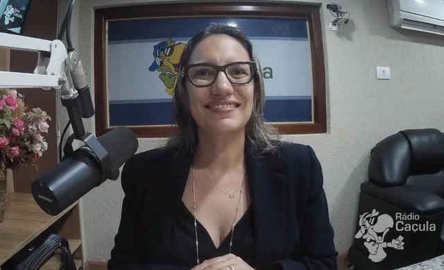 A chefe de cartório da 9ª Zona Eleitoral de Três Lagoas, Vanessa Barroso, esteve nos estúdios da Caçula FM, em participação no programa Jornal da Manhã, onde explicou que cerca de 50 mil eleitores ainda necessitam ir até o cartório regularizar o título. Foto: Reprodução / TV Web Caçula
