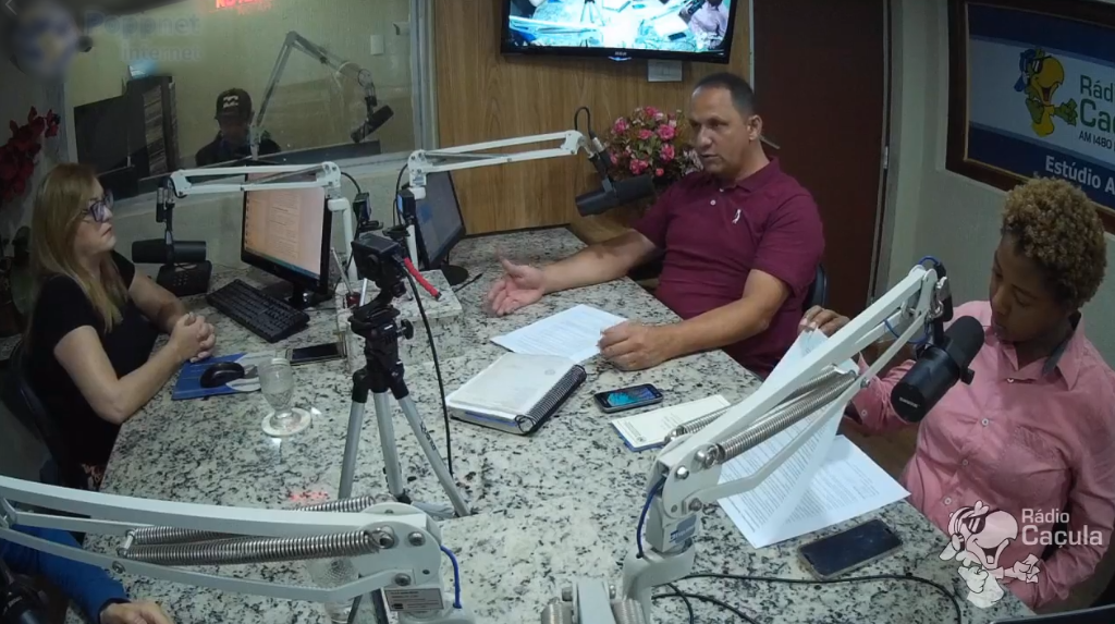 Os convidados no estúdio do Jornal da Manhã desta segunda (3). Foto: Rádio Caçula