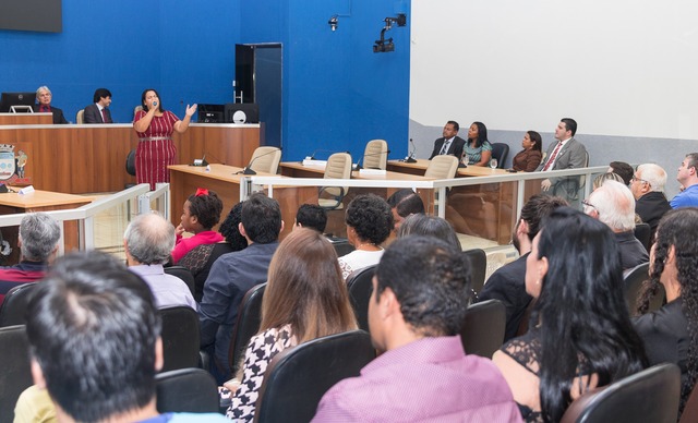 O registro da noite de muita festa e alegria ocorreu ao final da Sessão Solene, com a foto oficial de vereadores, autoridades e homenageados. Foto: Divulgação /CMTL