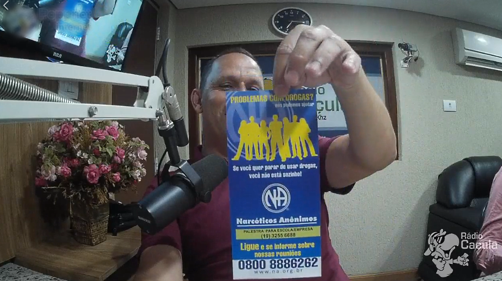 Eduardo mostra o panfleto que será entregue à população durante a semana. Foto: Rádio Caçula