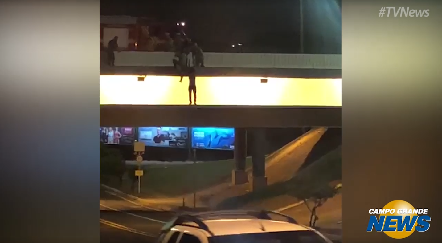 Na imagem, a vítima é resgatada pelo Corpo de Bombeiros, no local que é alvo de tentativas de suicídio. Foto: Campo Grande News