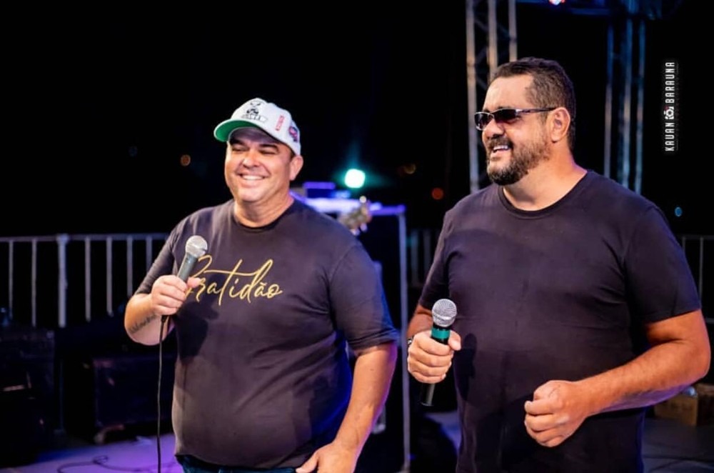 Paulo Sérgio e Santiago durante show — Foto: Redes Sociais