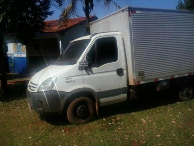 Caminhão estava abandonado na região do Assentamento Teijin - Imagem: 8º BPM