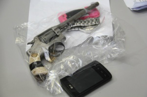 Armas e celulares apreendidos com o trio. (Foto: Marcos Ermínio)