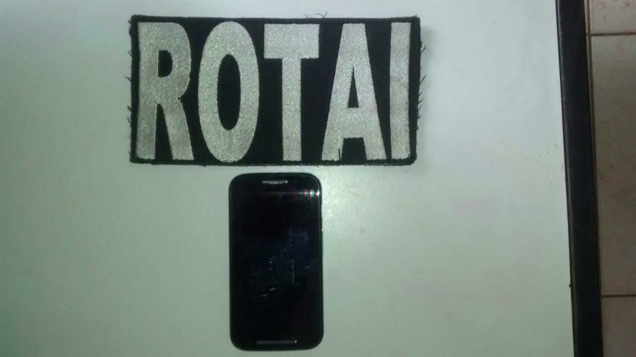 Celular encontrado durante rondas ostensivas. Foto: Rádio Caçula.