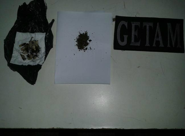 Porções de droga foram encontradas na casa do homem (Foto: Divulgação)