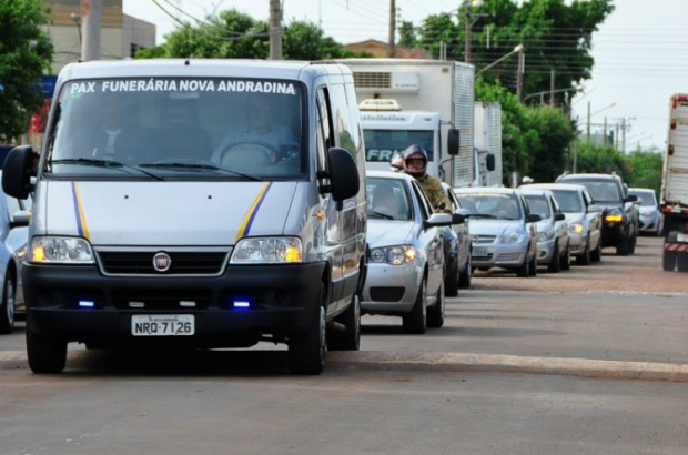 Dezenas de veículo fizeram buzinaço em frente a escola onde ocorria o evento