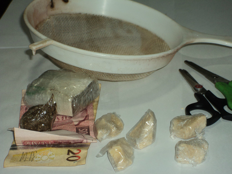 As drogas foram apreendidas e o rapaz foi preso.Foto: Divulgação/ Polícia Civil