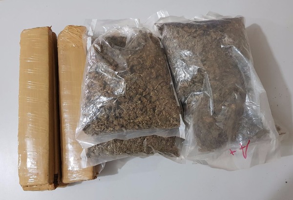 Maconha estava escondida em duas mochilas para viagem. (Foto: Divulgação/PMR)