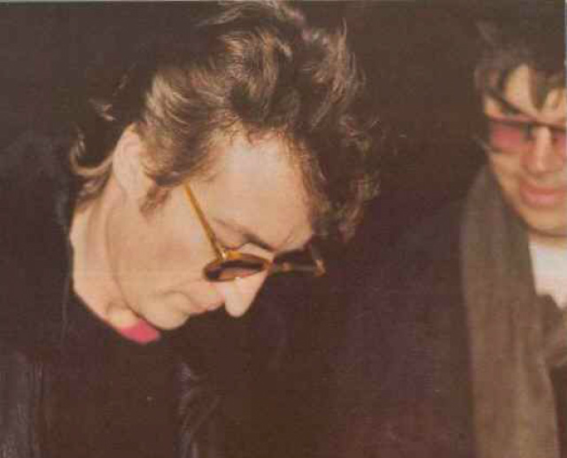 John Lennon aparece ao lado de Mark David Chapman, que pediu um autógrafo ao músico, pouco horas antes de matá-lo a tiros