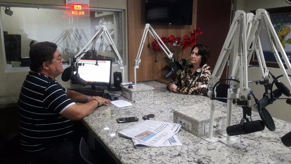 Lourdes Palhares foi entrevista por Romeu de Campos Jr., nesta segunda-feira. (Foto: Jade Oliveira/Rádio Caçula)