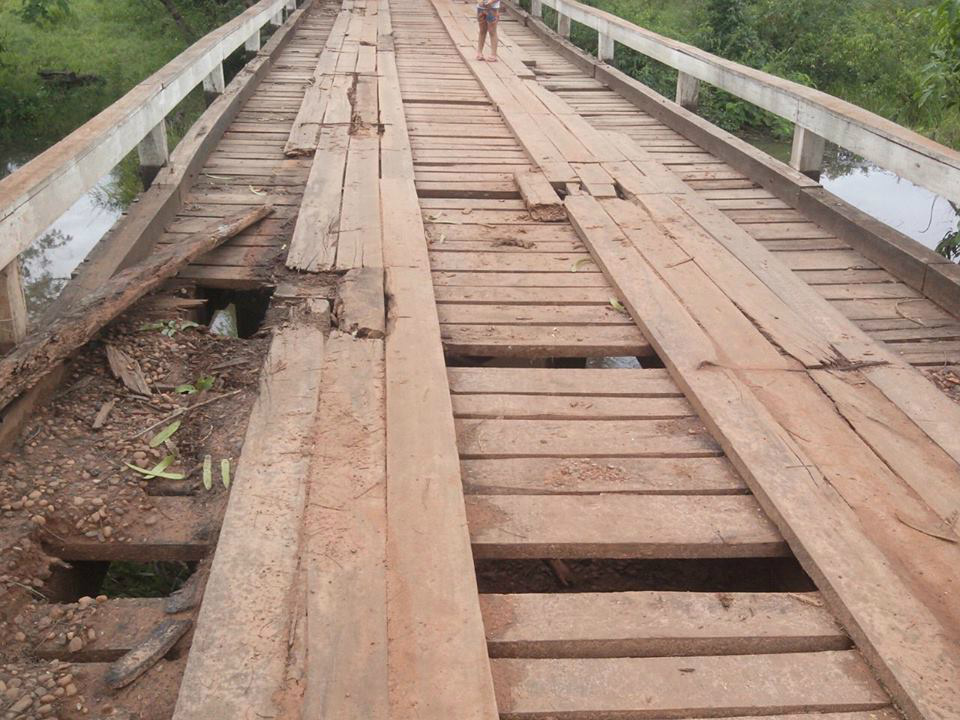 A construção precária põe em risco quem precisa transitar pela ponte