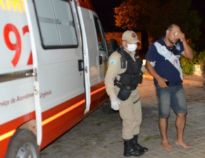 A vítima que estava sangrando bastante, foi socorrida pelo Corpo de Bombeiros e Samu. (Foto: Angela Bezerra)