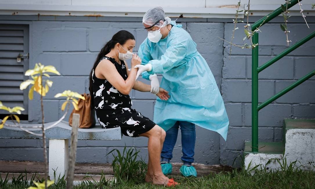 Secretaria de Saúde do DF transforma uma tenda que era utilizada no atendimento a pacientes de dengue em leitos para atendimento de pacientes suspeitas e já confirmados da Covid-19. Foto: Pablo Jacob / Agência O Globo