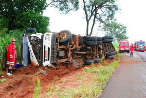 O motorista teria perdido o controle, após ser fechado por outra carreta. (Foto : Tiago Apolinário)