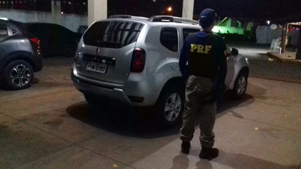 Carro foi apreendido e deve ser devolvido ao dono após perícia técnica. (Foto: Divulgação/PRF)