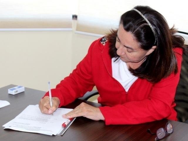 Délia Razuk, atual prefeita de Dourados, durante assinatura de decreto. (Foto: A. Frota/Divulgação)
