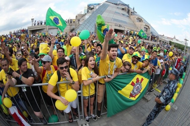 Torcida brasileira fez festa para a Seleção na chegada da delegação nesta quinta-feira em Kazan (Foto: Lucas Figueiredo/CBF)