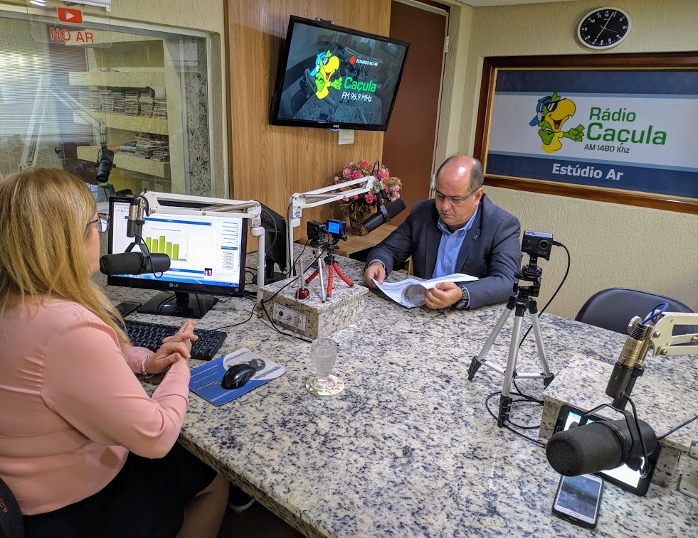 O Delegado Regional de TL Rogério Makert, nos estúdios do Jornal da Manhã. Foto: Rádio Caçula/Rodrigo de Freitas